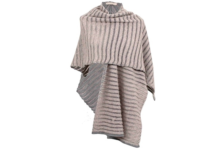 Echarpe de tricô, da Cecília Prado. Preço: R$ 399. Informações: www.ceciliaprado.com | Preço e disponibilidade pesquisados em junho de 2015 e sujeitos a alterações - Divulgação