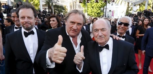O diretor Frederic Auburtin, o ator Gerard Depardieu e o presidente da Fifa, Joseph Blatter, posam em Cannes - Yves Herman/Reuters