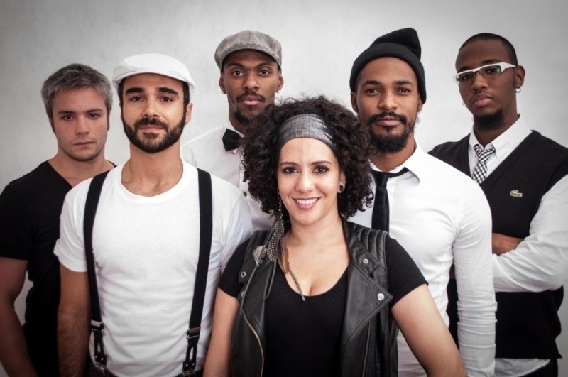 O espetáculo "Sampando" abre o Palco Princesa Isabel (praça Princesa Isabel, s/n), dedicado aos musicais, na Virada Cultural. A apresentação será às 18h de sábado (20). "Sampando" estreou em janeiro de 2014, em comemoração ao aniversário de 460 anos da cidade de São Paulo. A peça é composta por seis músicos (Beto Marden, Gabriel Augusto, Nando Vianna, Thais Musachi, Tarean Humphreys e Douglas Couto), que mostram um repertório de dez canções com a cara da capital paulista. - Divulgação