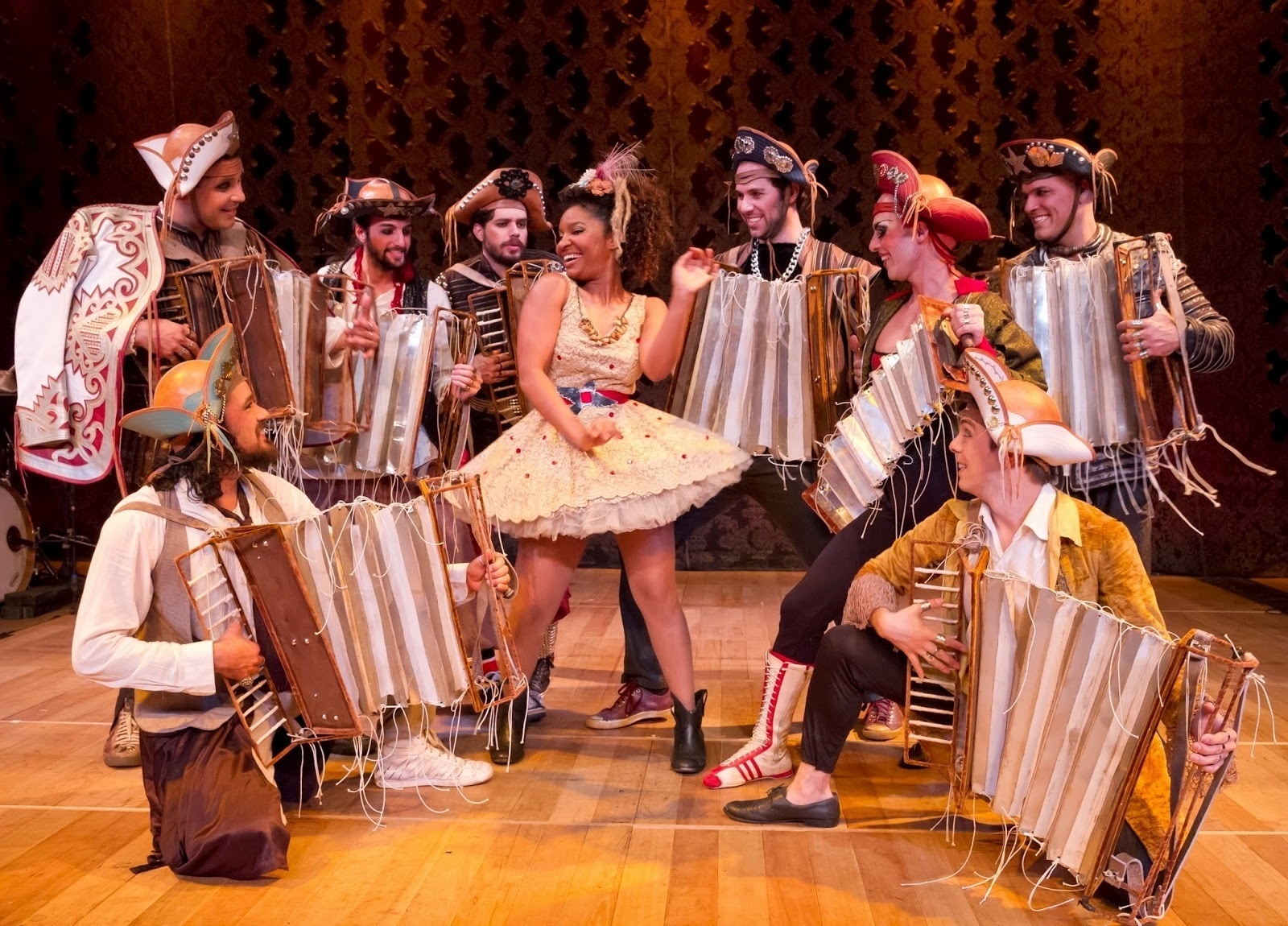 O último musical da Virada, no Palco Princesa Isabel (praça Princesa Isabel, s/n), começa às 16h30 de domingo. Com texto e direção de João Falcão, "Gonzagão - A Lenda" --que estreou no Rio em 2012 --conta a história do "Rei do Baião" e reúne cerca de 40 canções, incluindo "O Xote das Meninas", "Assum Preto" e o hino "Asa Branca". - Divulgação