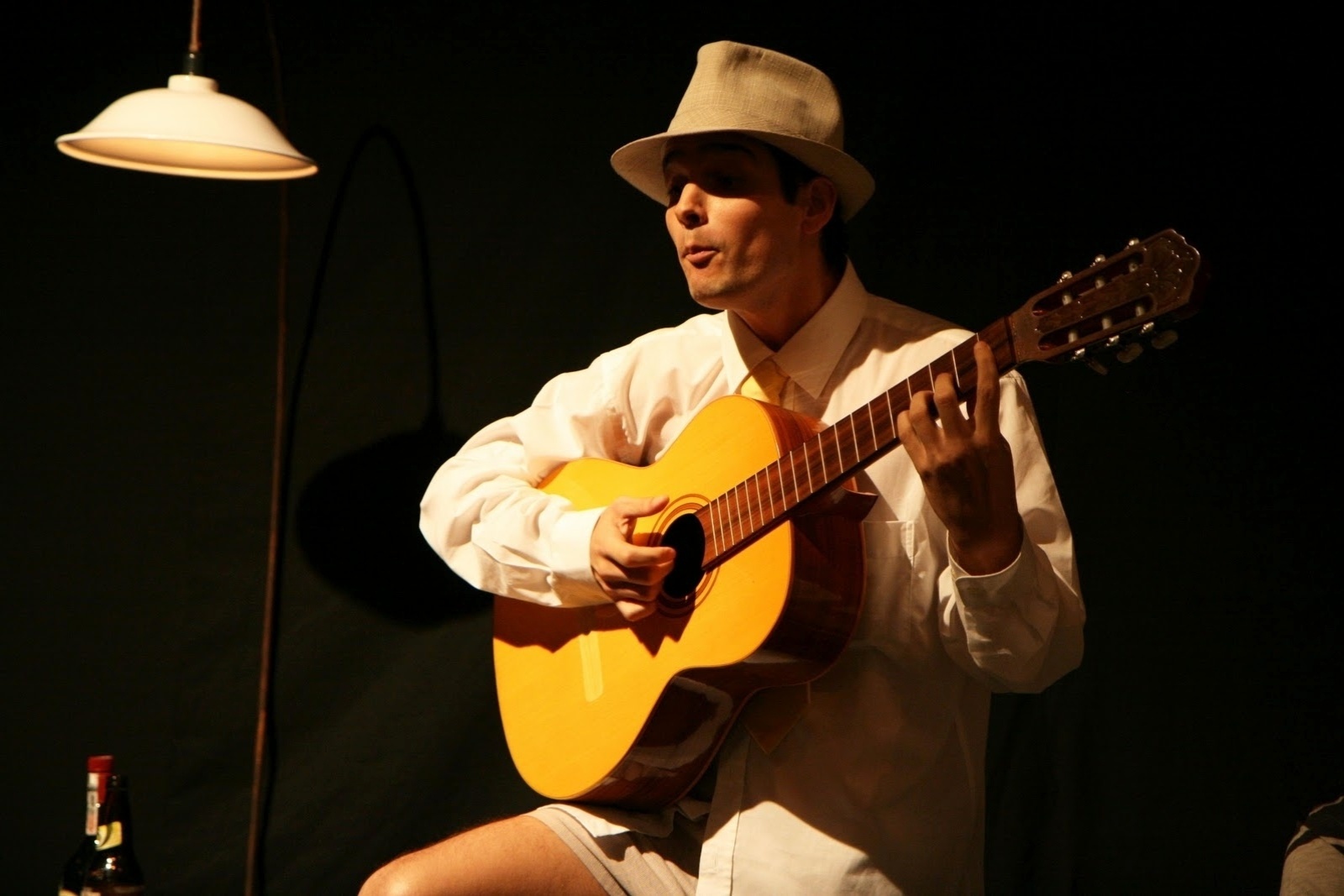 Quarto musical da noite no Palco Princesa Isabel (praça Princesa Isabel, s/n), "Noel Rosa, O Poeta da Vila e Seus Amores" será apresentado às 4h de domingo. Com texto do dramaturgo Plínio Marcos e recortes não lineares, a história conta a vida do compositor e sambista Noel Rosa (1910-1937). O espetáculo estreou em 2010 e intercala cenas dramáticas e musicais para remontar o "mosaico" da vida do artista. - Barbara Campos