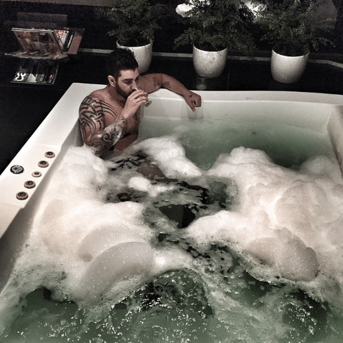 18.jun.2015 - Gusttavo Lima toma banho de banheira com espuma durante a madrugada desta quinta-feira e mostra o momento íntimo para seus seguidores do Instagram