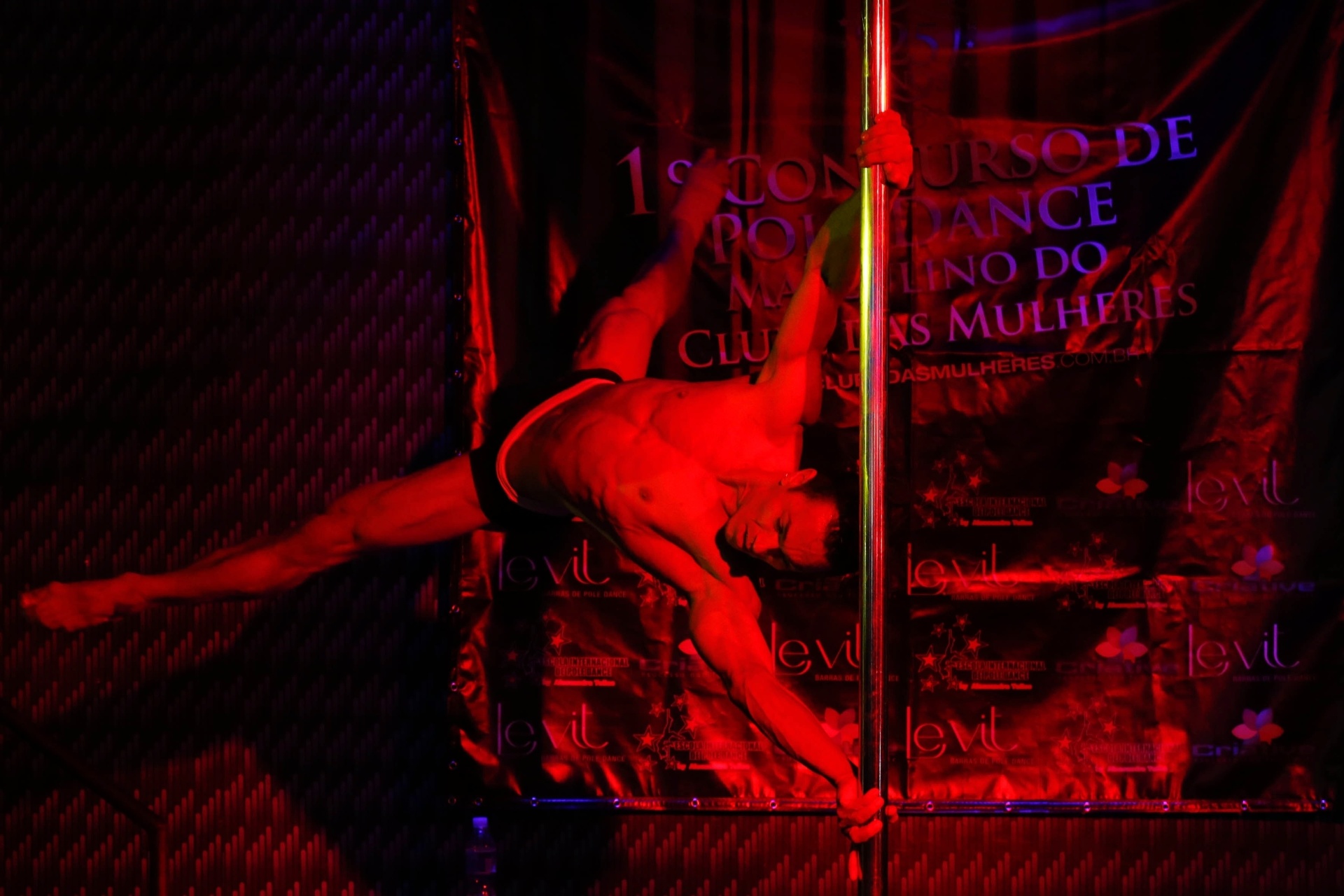 O Clube das Mulheres, de São Paulo, realizou nesta quarta-feira (17) a final de seu primeiro concurso de pole dance masculino. A atração foi criada como principal para comemorar os 25 anos da casa noturna. Na foto acima, Carlos França, de 34 anos, vencedor da disputa, durante sua apresentação - Junior Lago/UOL