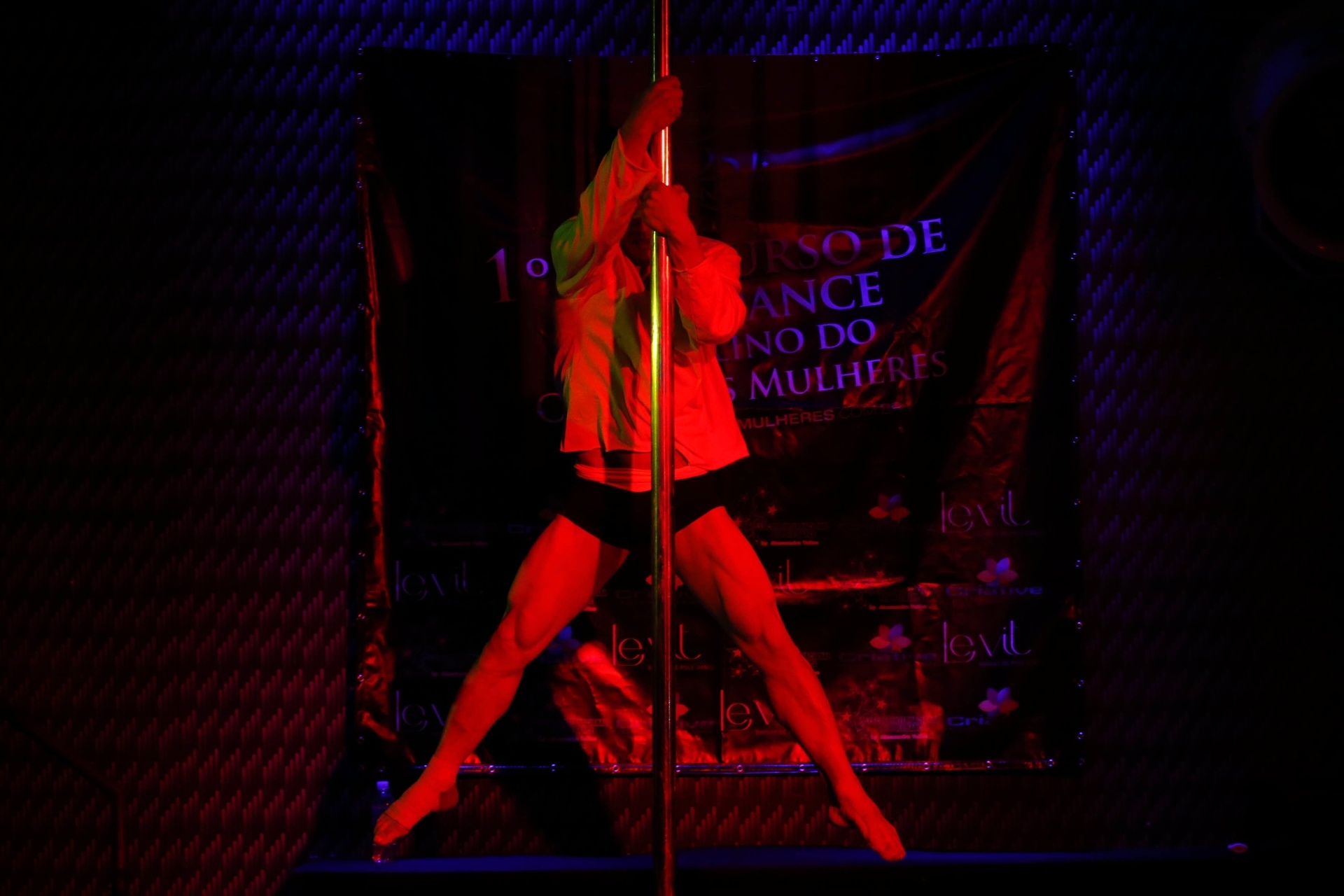 O vencedor do concurso de pole dance masculino do Clube das Mulheres foi Carlos França, de 34 anos (foto acima) - Junior Lago/UOL