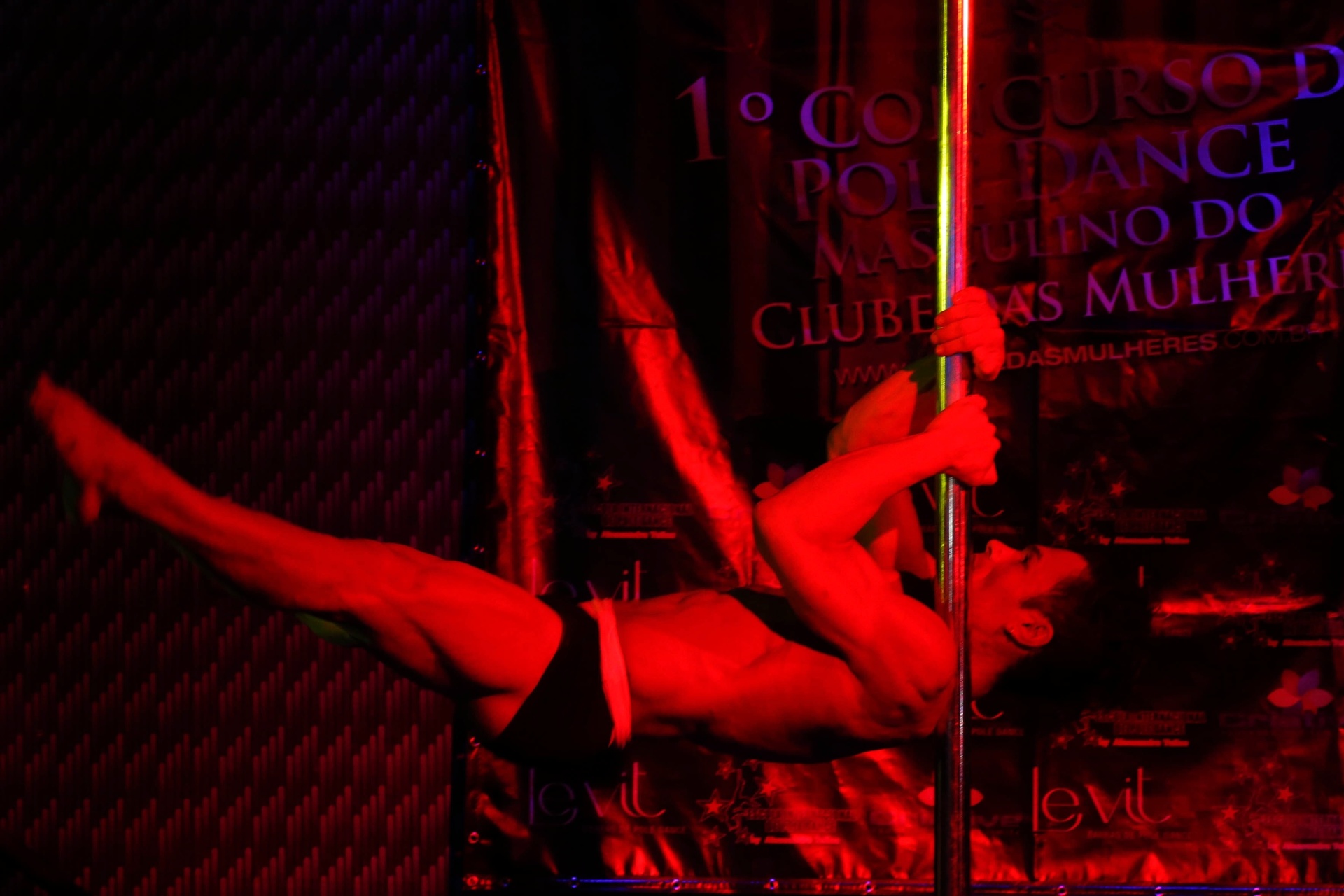 Para chegar ao troféu da competição de pole dance do Clube das Mulheres, Carlos passou por outras duas eliminatórias. A primeira ao se inscrever, por meio de um vídeo com sua performance, na qual foram selecionados dez participantes. E, na última semana, os escolhidos participaram de mais uma "peneira", quando restaram apenas os três finalistas - Junior Lago/UOL