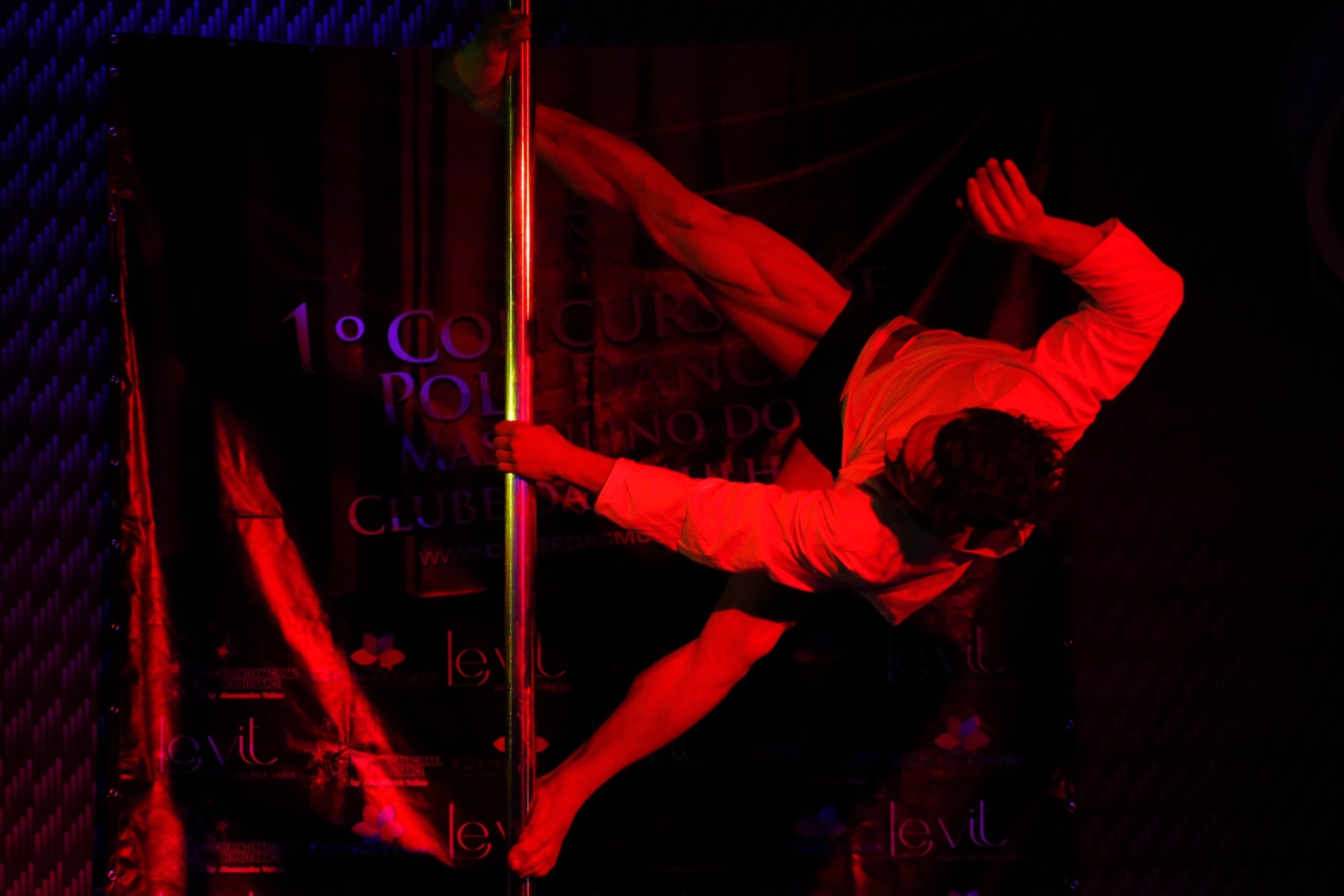 Para seu primeiro concurso de pole dance masculino, o Clube das Mulheres, casa noturna de São Paulo, escolheu como juradas Vivi Fernandes, ex-malandrinha, Juliana Oliveira, assistente de palco do "The Noite", do SBT, e as dançarinas de pole dance Rita Ferraz e Karla Carvalho - Junior Lago/UOL