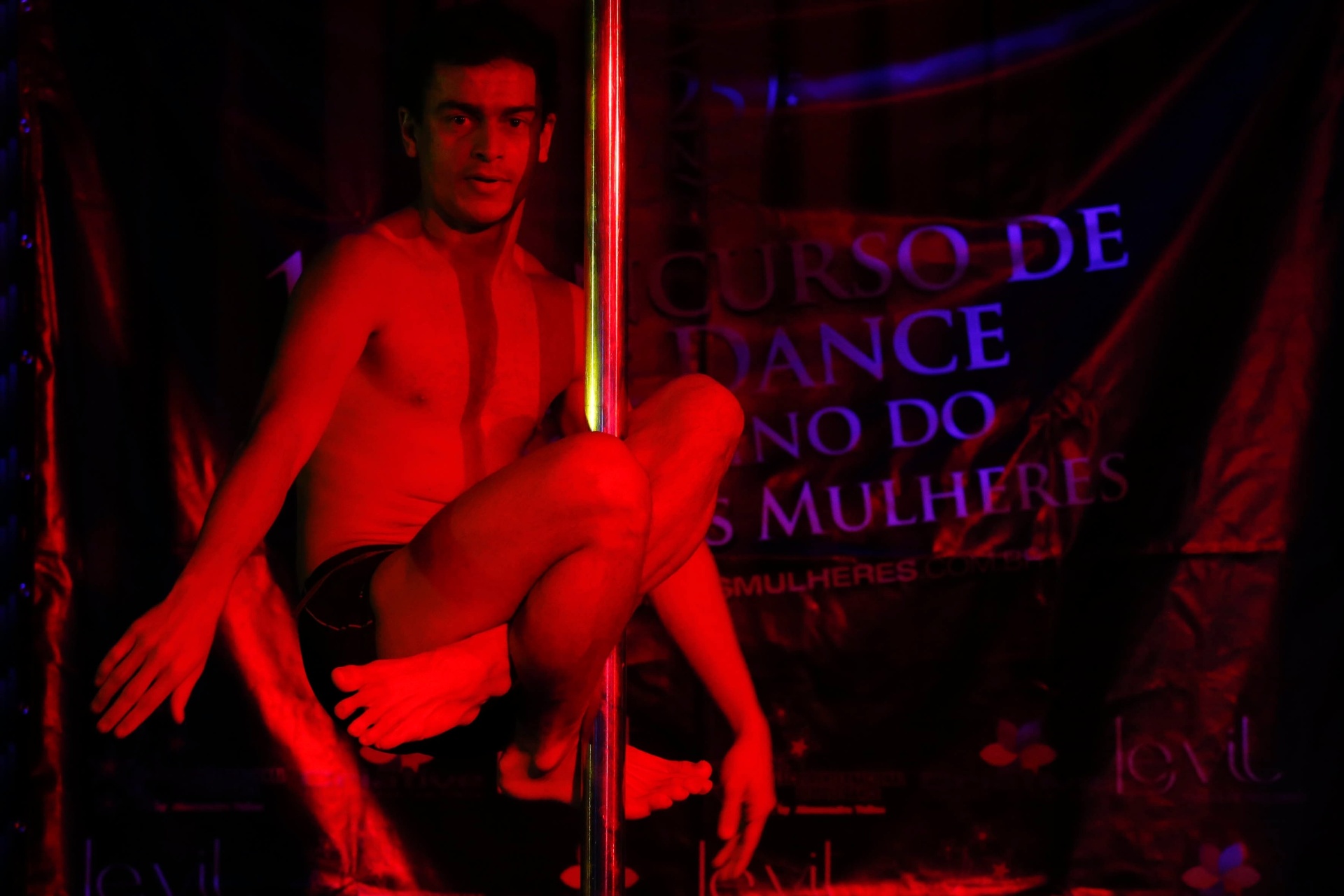Segundo colocado no concurso de pole dance masculino do Clube das Mulheres, Átila Muniz, de 31 anos, se apresentou na casa noturna, que fica na zona sul de São paulo - Junior Lago/UOL
