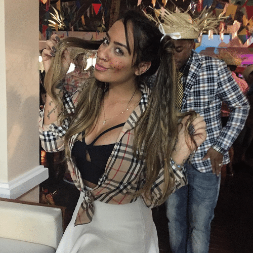 3.jul.2015 - Rafaella, irmã de Neymar, faz pose no "Arraiá do Neymar", que teve a presença de vários famosos, na casa do jogador do Barcelona no Guarujá, litoral sul de São Paulo