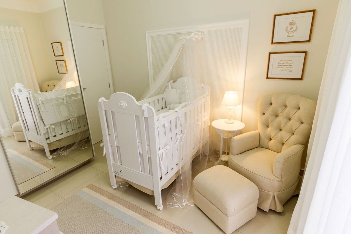 Para o quarto de um menino, o escritório Acervo Arquitetura e Interiores decidiu investir no branco com nuances de bege. Com um orçamento enxuto para o cômodo, a saída foi utilizar papel de parede apenas nas que se destacavam na decoração, como a que está atrás do berço. A estampa foi emoldurada com "boiserie" de gesso, uma técnica barata e de efeito muito interessante - Ronaldo Gomes da Silva/Divulgação