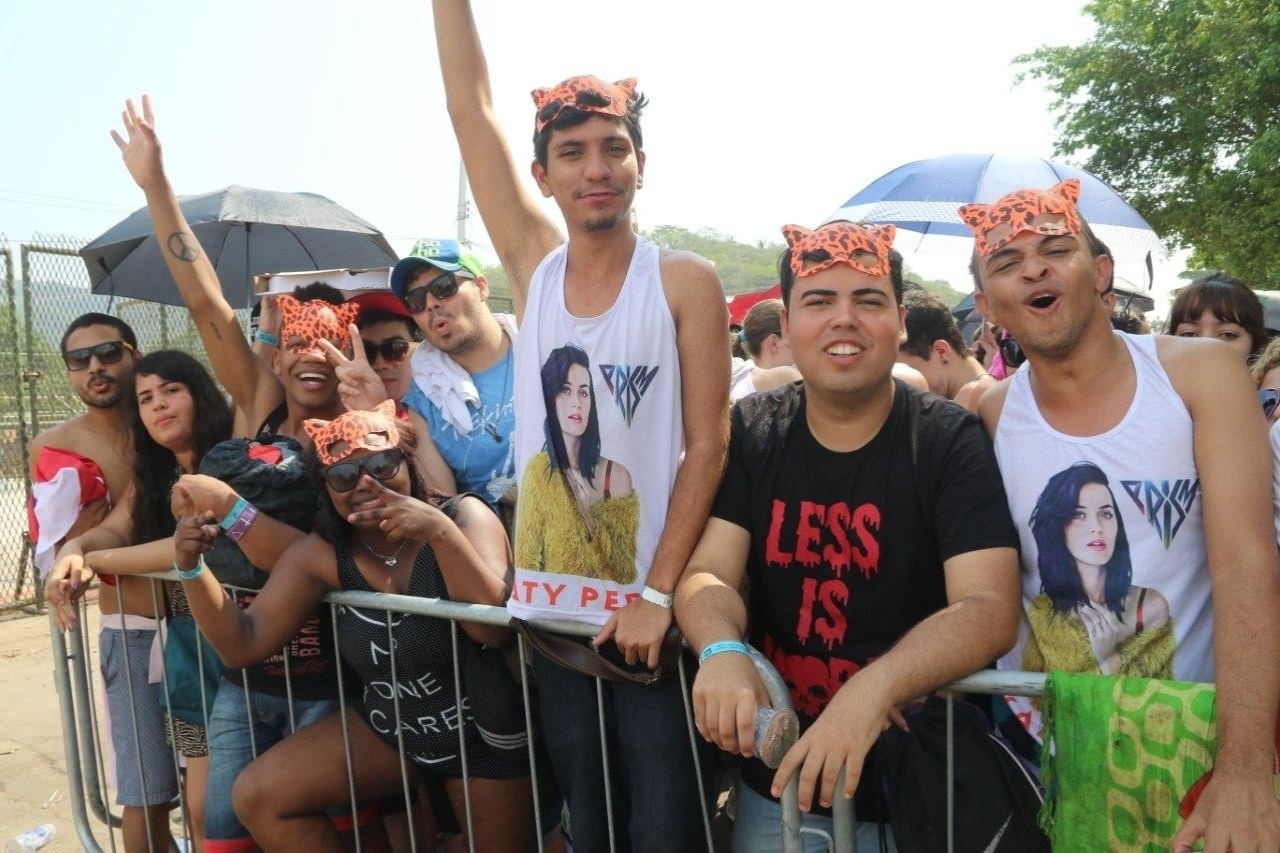 27.set.2015 - Com máscaras, os "Katy Cats", fãs de Katy Perry, fãs aguardam a abertura dos portões do lado de fora da Cidade do Rock. - Zulmair Rocha/UOL