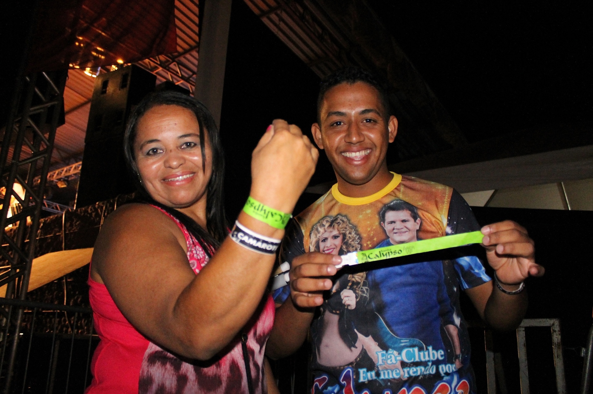 4.out.2015 - Vaneide Silva e Jair Silva, fãs da banda Calypso, acompanham show em Teresina - Orlando Berti/UOL
