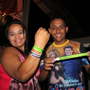 4.out.2015 - Vaneide Silva e Jair Silva, fãs da banda Calypso, acompanham show em Teresina - Orlando Berti/UOL - Orlando Berti/UOL