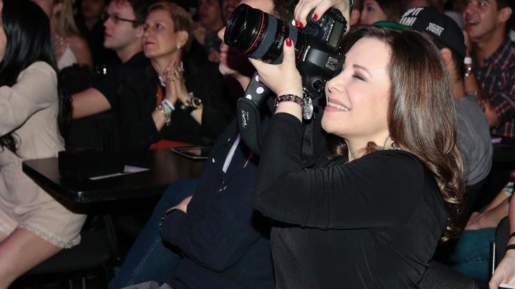 10.out.2015 ? Mãe de Sandy, Noely acompanhou o novo show da filha de perto e registrou a volta da cantora aos palcos com uma câmera profissional - Rafael Cusato/Photo Rio News - Rafael Cusato/Photo Rio News