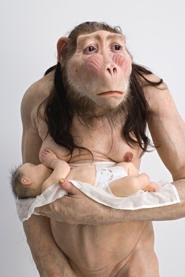 12.out.2015 - Obra Big Mother, da artista australiana Patricia Piccini, está exposta no térreo, logo na entrada do CCBB-SP. A figura se assemelha a uma macaca e amamenta um bebê - Divulgação