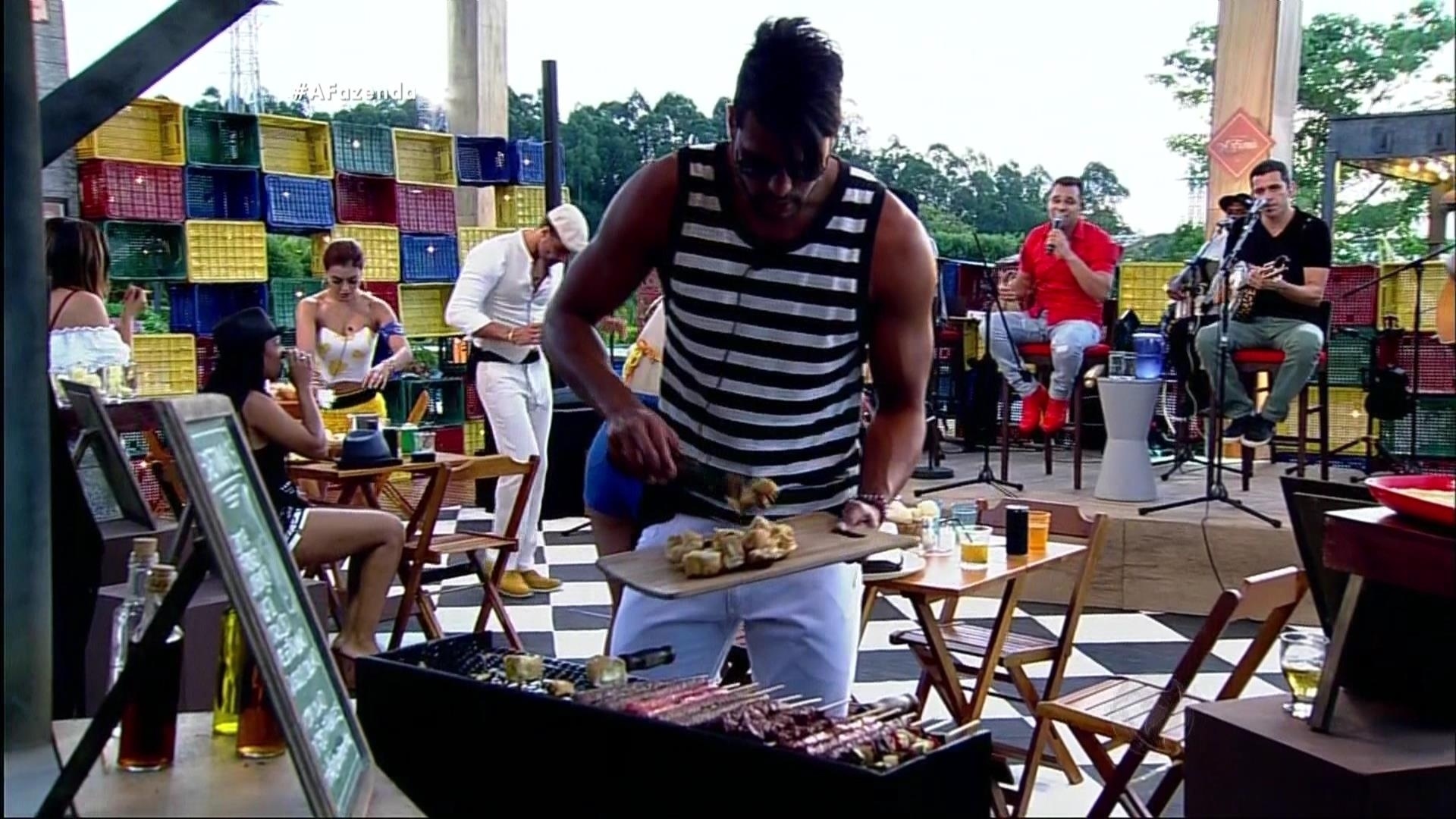 30.out.2015 - O cardápio da festa incluía comidas típicas, como churrasco - Reprodução/Record