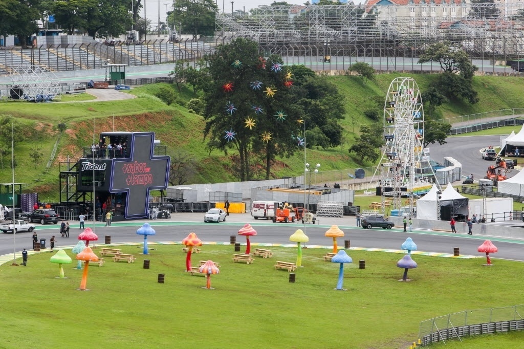 3.dez.2015 - Estrutura do festival de música eletrônica EDC é montada no autódromo de Interlagos - Ricardo Matsukawa/UOL