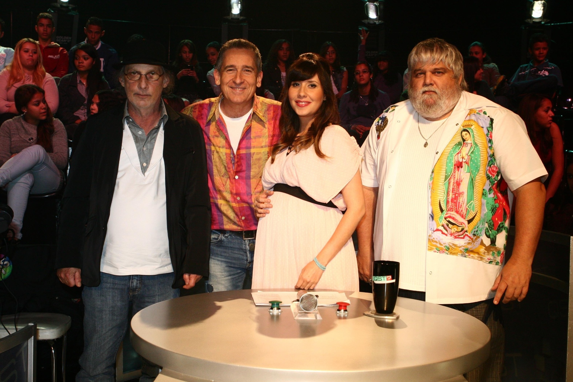 2011 - Arnaldo Saccomani, Thomas Roth, Cyz Zamorano (grávida) e Carlos Eduardo Miranda no programa "Qual É o Seu Talento?", do SBT - Divulgação/SBT