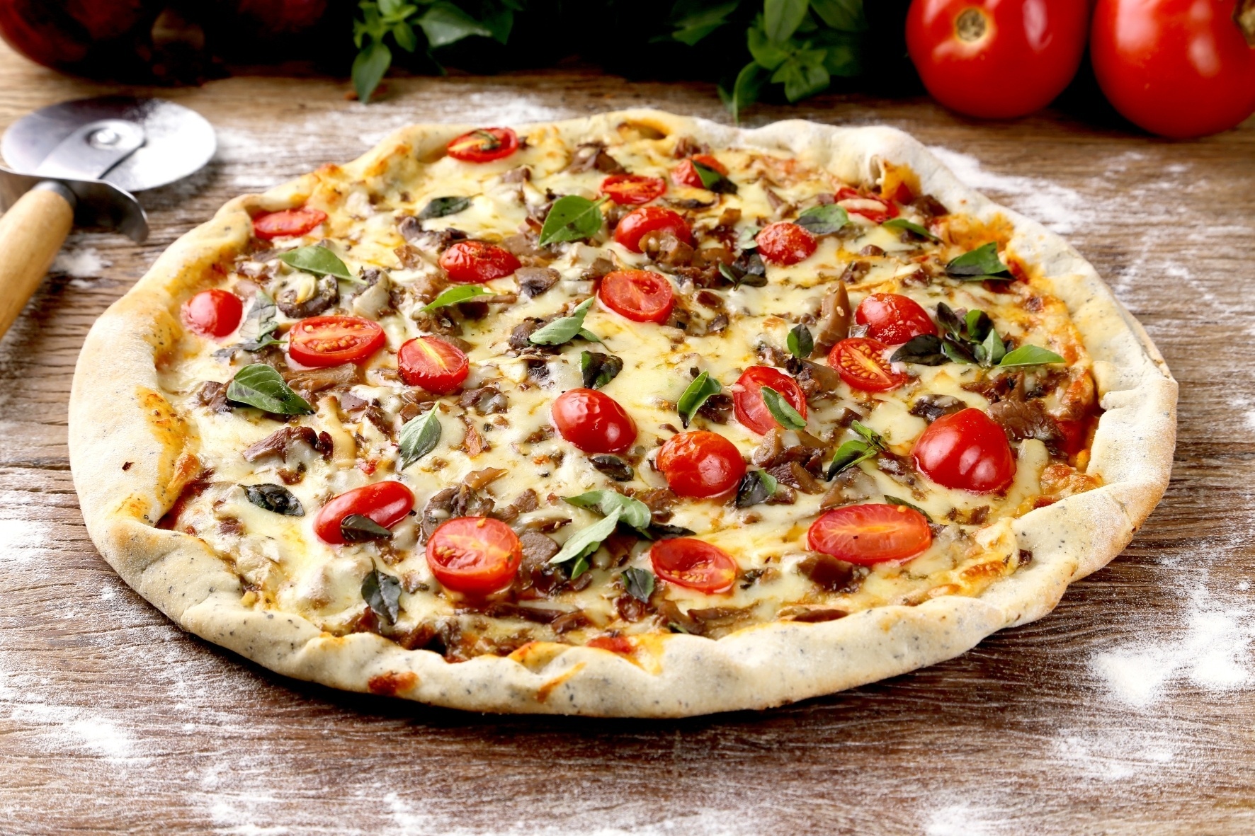 Pizza "Notre Dame", com cogumelos Paris, tomate cereja, muçarela e manjericão fresco - Divulgação