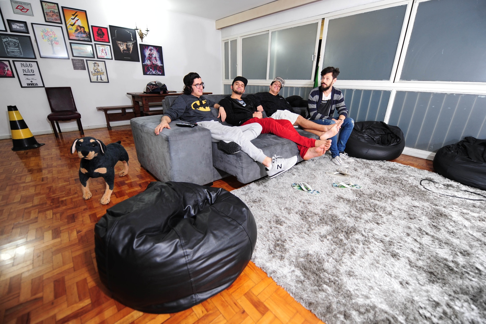 No sofá da sala, os quatro se reúnem para assistirem séries de TV. Por ali também dormem outros humoristas de outras cidades que buscam oportunidades em São Paulo - Junior Lago/UOL