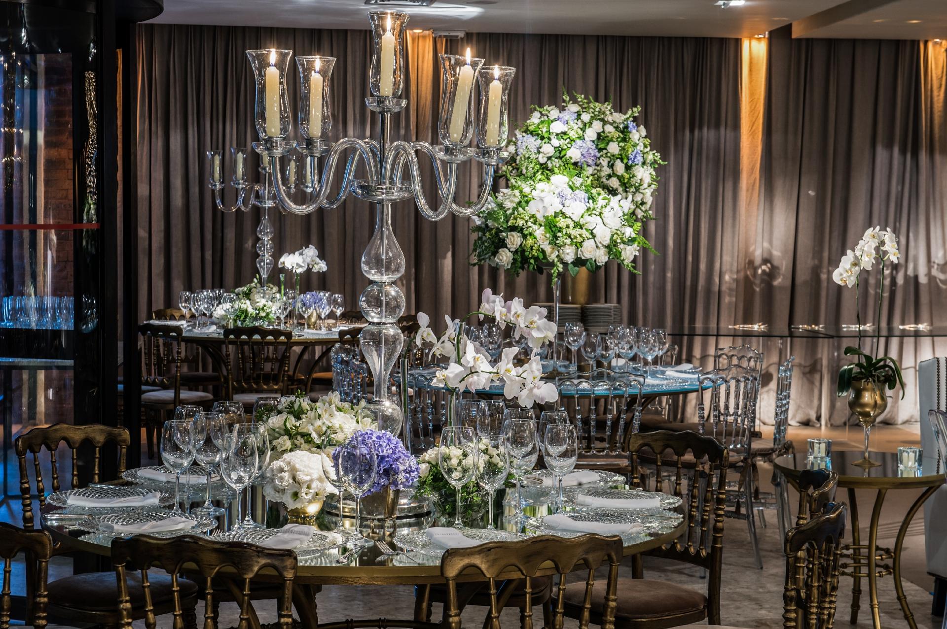 Flores variadas compunham a decoração da festa de 15 anos com o tema Cinderela, dentre elas orquídeas, rosas, lisianthus e boca de leão. Os arranjos foram feitos pelo florista Andre Pedrotti (www.andrepedrottiflores.com.br) - Lan Rodrigues