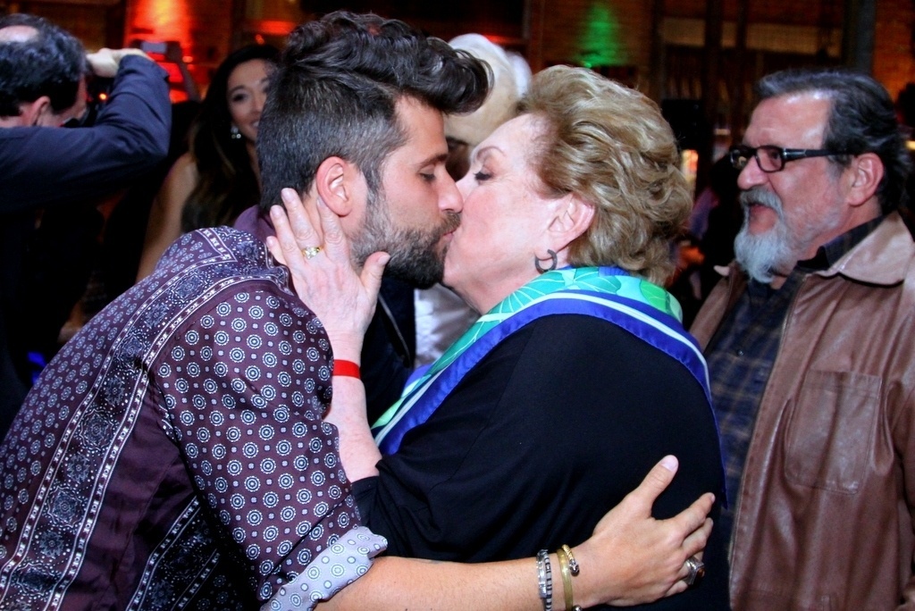 25.ago.2016 - Bruno Gagliasso dá selinho em Aracy Balabanian, que será sua avó em "Sol Nascente" - Anderson Borde/AgNews