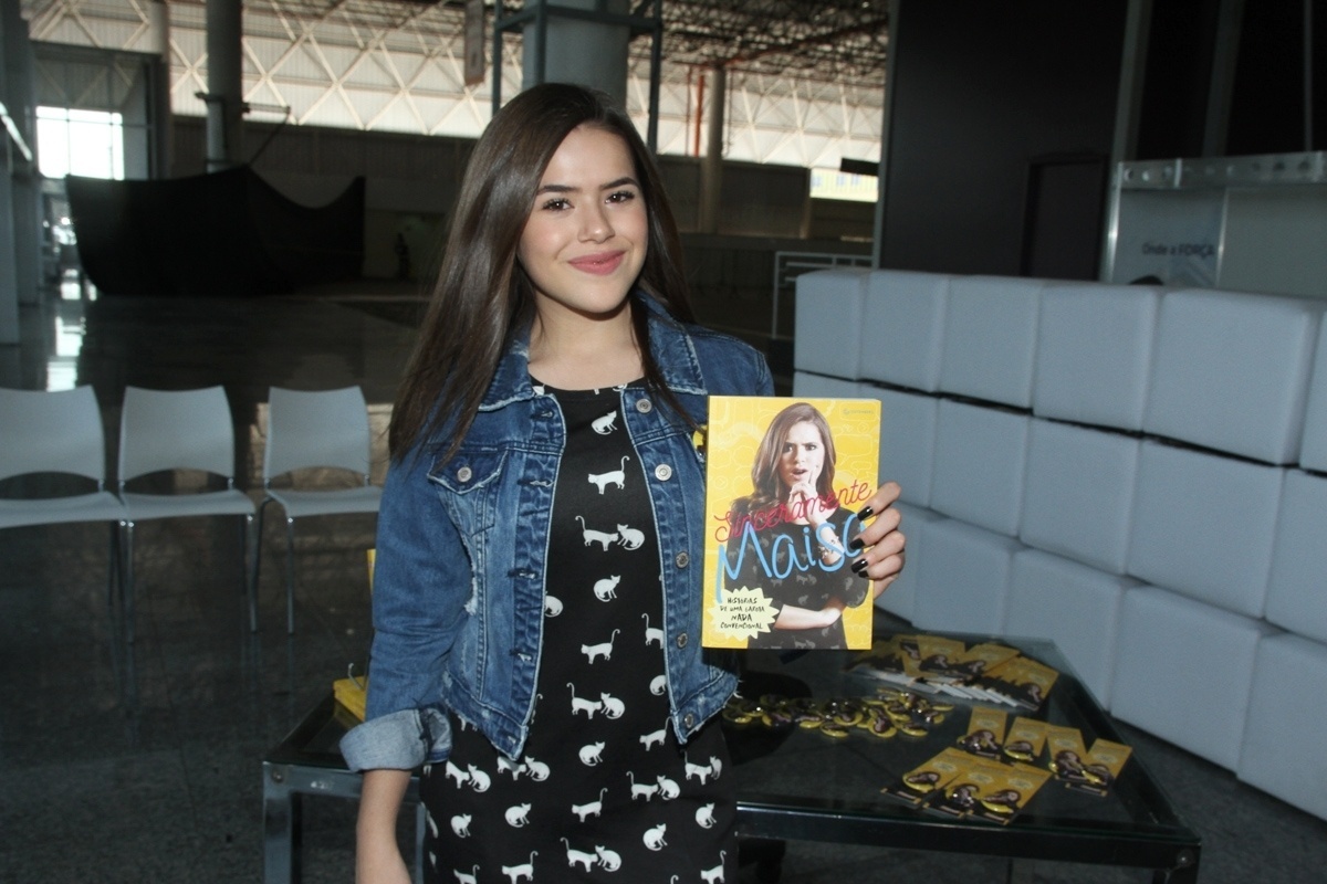 1º.set.2016 - Maisa Silva mostra a capa de seu primeiro livro, "Sinceramente Maisa: Histórias de Uma Garota Nada Convencional", lançado na 24ª Bienal do Livro de São Paulo - Amauri Nehn/Brazil News