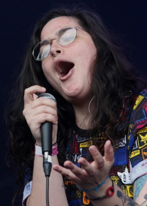 07.set.2016 - Far From Alaska, banda de Natal (RN), se apresenta no Maximus Festival, no Autódromo de Interlagos, em São Paulo. Mesmo com apenas meia hora de show, a banda liderada por Emmily Barreto movimentou o público do festival que mistura rock e metal - Flávio Florido/UOL - Flávio Florido/UOL