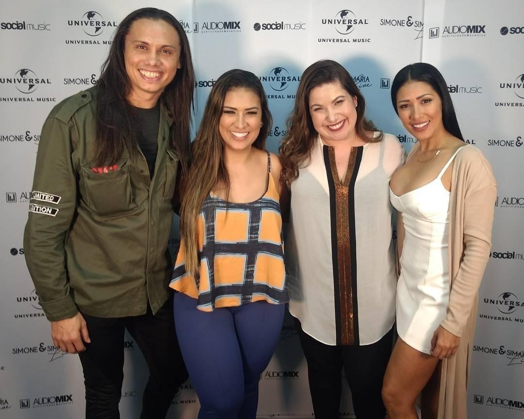 15.jul.2017 - Silvero Pereira e Mariana Xavier, o Nonato e a Biga de "A Força do Querer", tietam Simone e Simaria, que se apresentaram no no KM de Vantagem, no Rio, na última sexta-feira - Reprodução/Instagram/marianaxavieroficial