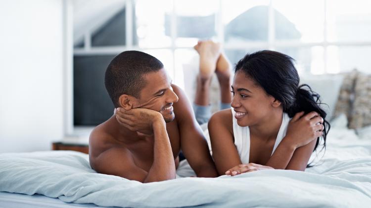 casal conversando na cama - Getty Images - Getty Images