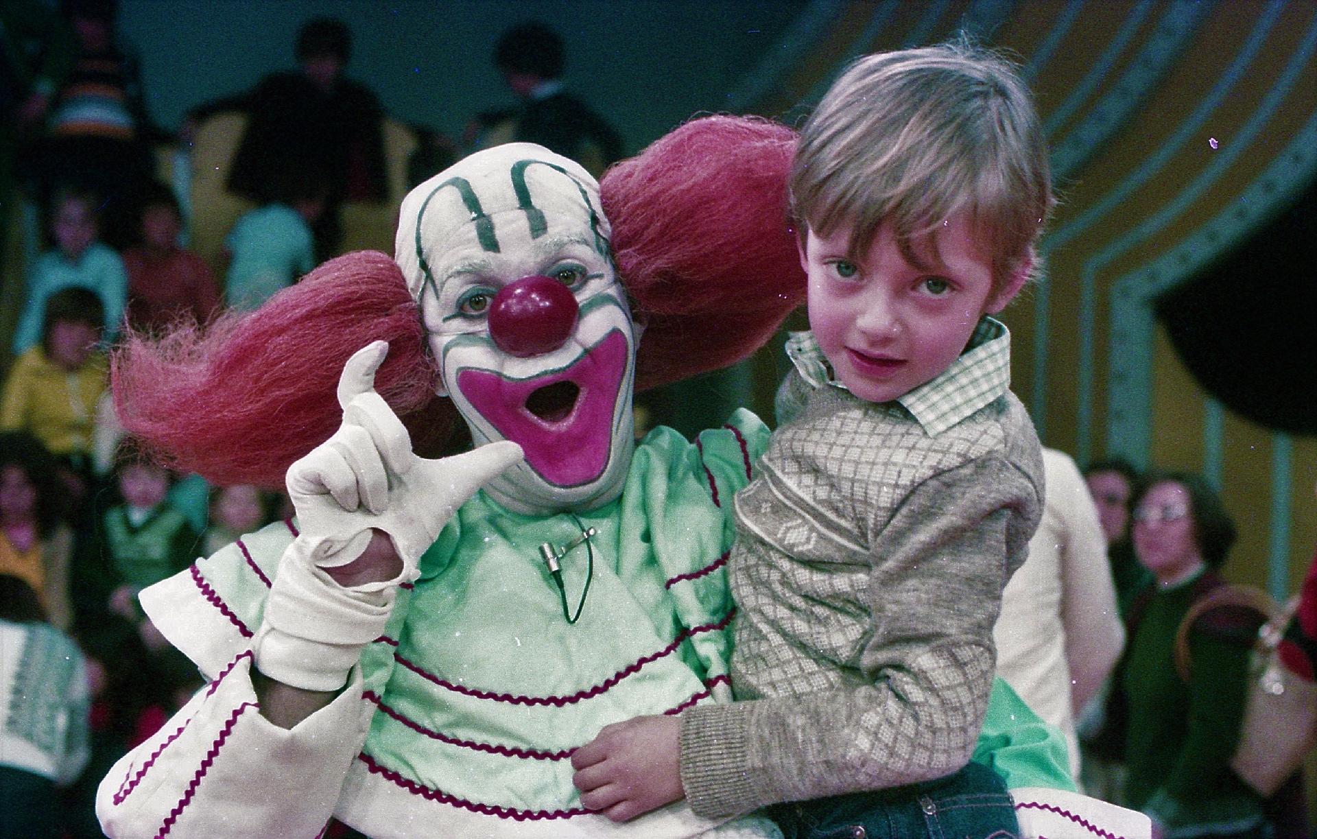 Bozo (Wanderley Tribeck) abraça criança em programa de 1981, no SBT - Divulgação/SBT