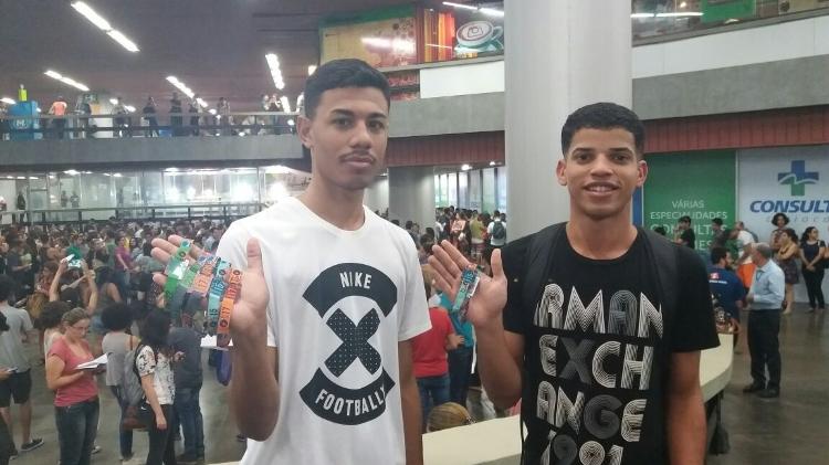 13.set.2017 - Breno Santos e Sérgio Marques enfrentaram quatro horas de fila para retirarem os ingressos do Rock in Rio - Ana Cora Lima/UOL - Ana Cora Lima/UOL