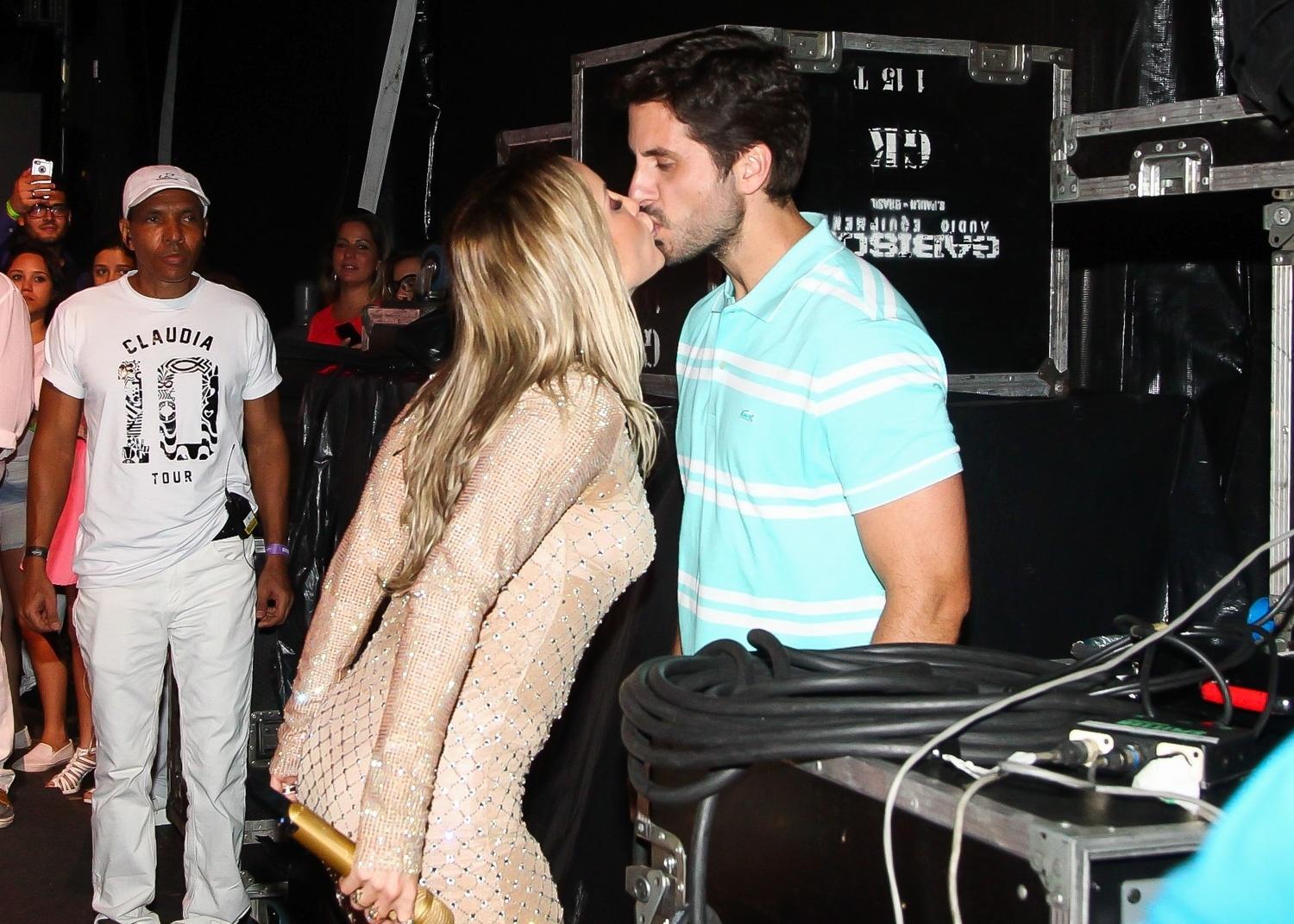 Claudia Leitte dá beijo no marido Márcio Pedreira para celebrar a chegada de 2018 - Manuela Scarpa/Brazil News