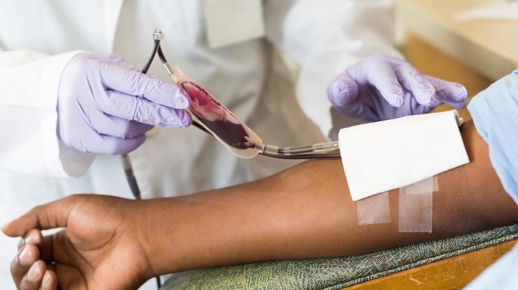 Riscos de transmissão da febre amarela com doação de sangue recai sobre paciente que receberá o material - iStock - iStock