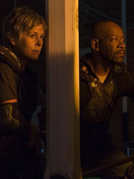 Carol (Melissa McBride) e Morgan (Lennie James) se unem em cena do nono episódio da oitava temporada de "The Walking Dead" - Divulgação - Divulgação