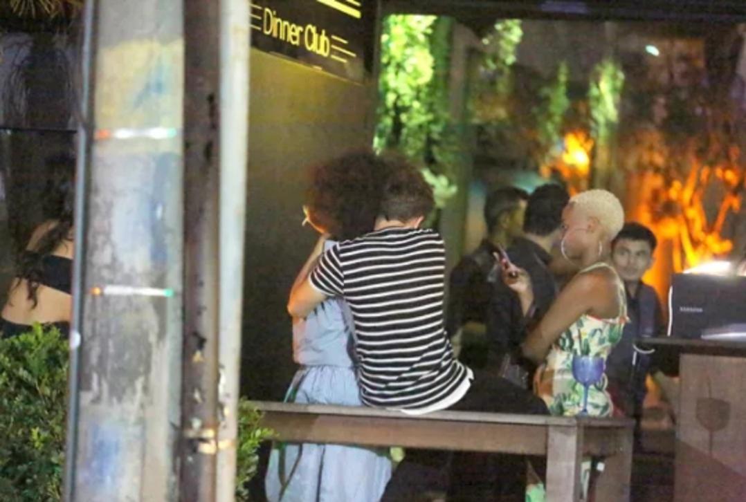 Hall Mendes e Flavia Cavalcanti, atores de "Malhação", tem troca de beijos e carinhos durante festa - Imagem/AgNews