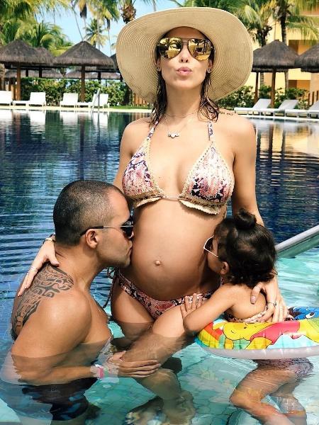 Bella Falconi com a filha, Victoria, e o marido - Reprodução/Instagram