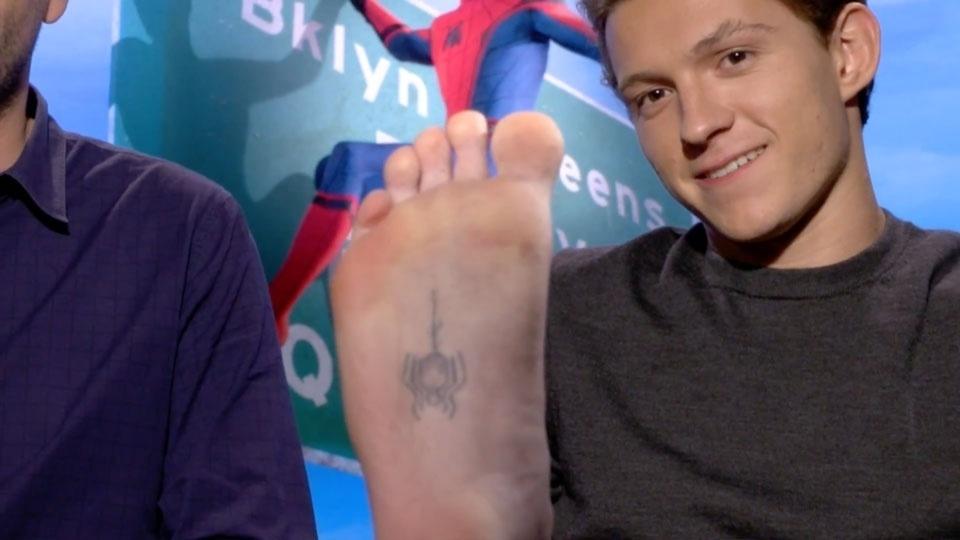 Tom Holland mostra a incomum tatuagem na sola do pé que fez com um símbolo que o lembra de seus papéis como Homem Aranha - Reprodução