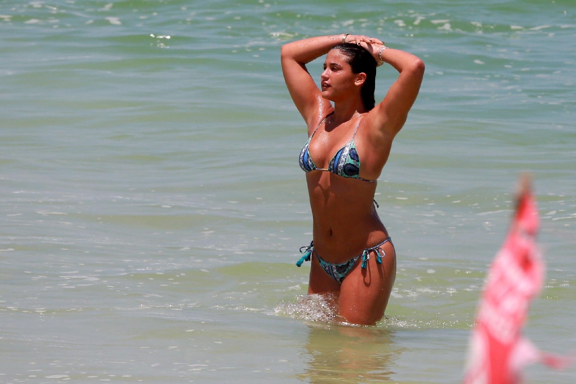 Giulia relaxa em praia carioca - Dilson Silva / AgNews