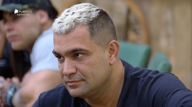 Evandro fuma no banheiro e causa punição - Reprodução/PlayPlus - Reprodução/PlayPlus