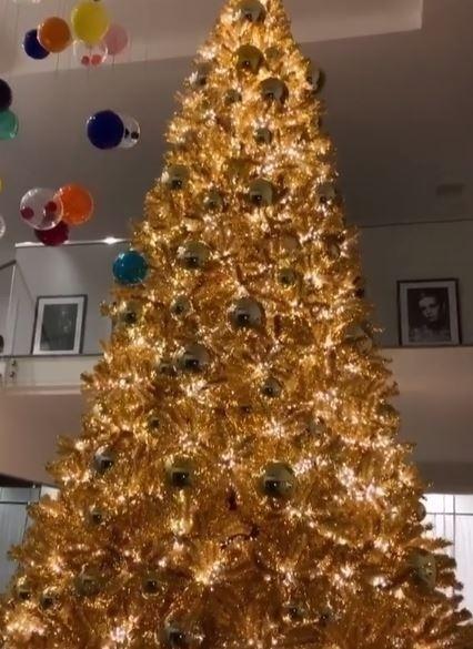Kylie Jenner mostrou que sua árvore em 2018 é dourada e contou com a ajuda de um diretor de arte para a criação do enorme e luxuoso enfeite de Natal - Reprodução/Instagram