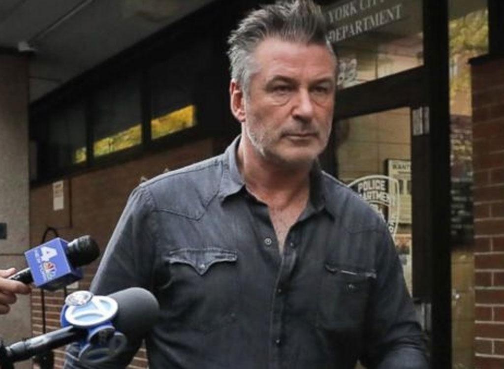 Alec Baldwin deixa delegacia em Nova York - Reprodução