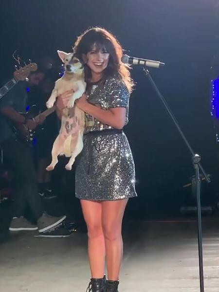Paula Fernandes leva cachorrinho até o palco em show em Taquari (RS) - Reprodução