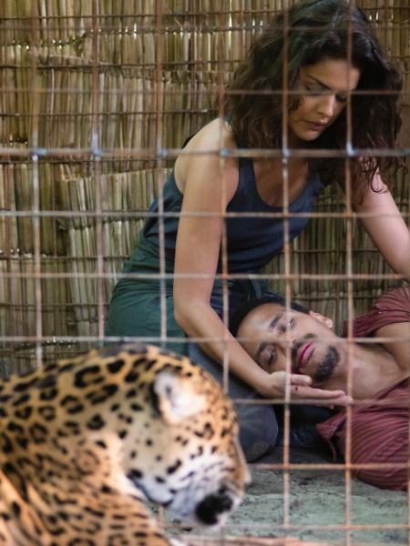 Paloma Bernardi e Pedro Caetano ficam cara a cara com onça em cena da série O Escolhido - Emiliano Capozoli/Netflix - Emiliano Capozoli/Netflix