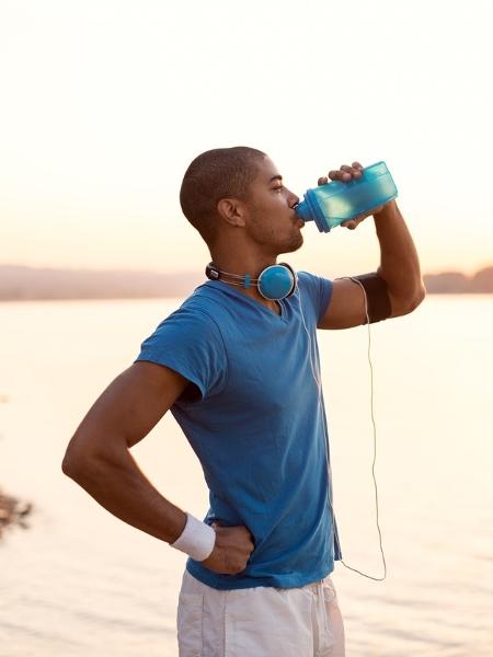 Hidratar-se bem ajuda a reduzir os prejuízos trazidos por muitas "doenças de verão" - iStock