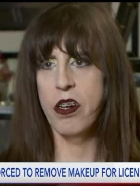 Jaydee Dolinar, uma mulher transgênero, diz que foi forçada a tirar sua maquiagem com álcool em gel para a foto da carteira de habilitação - Reprodução/Fox