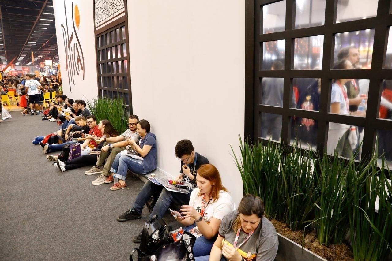 Público faz uma pausa para descansar na CCXP 2019 - Mariana Perkin/UOL