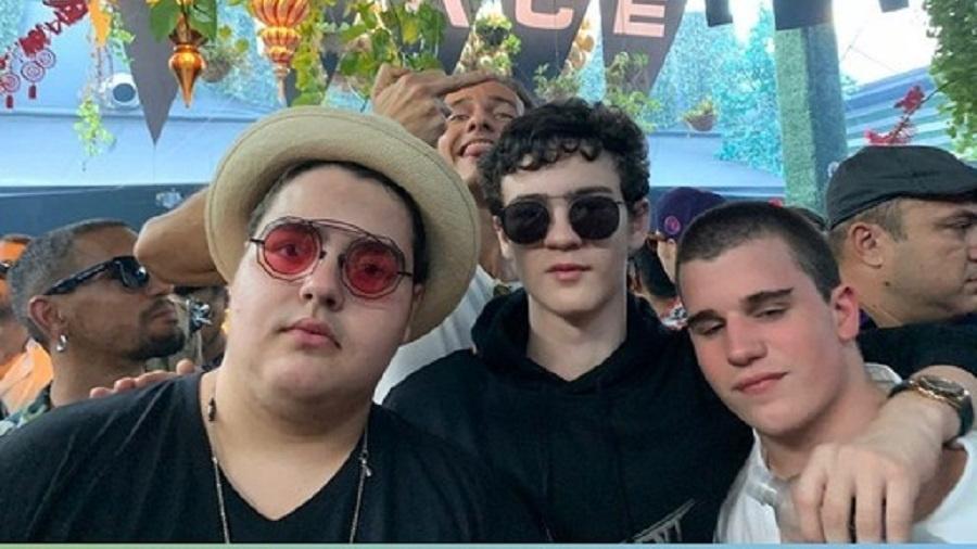 O filho de 15 anos do apresentador Fausto Silva, João Guilherme Silva (esq), com amigos em festa de Ano Novo - Reprodução/Instagram