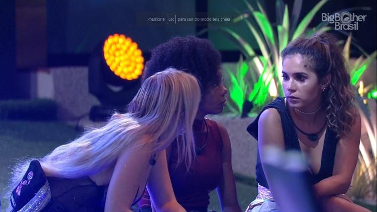 Gizelly conversa com sisters - Reprodução/Globoplay - Reprodução/Globoplay