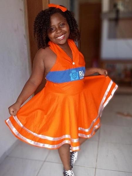 Larissa, 7, usou vestido feito de uniforme antigo do tio para comemorar aniversário - Arquivo Pessoal