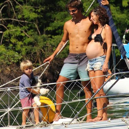 Constanza Coll, o marido e o filho passam a aquarentena em um veleiro no Rio de Janeiro - Reprodução/Instagram